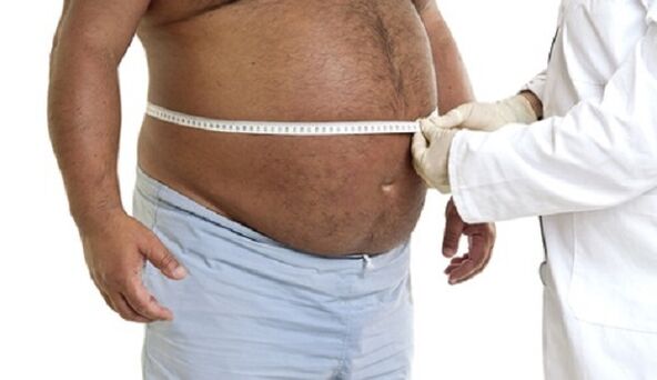 o médico determina a forma de adelgazar para un home obeso